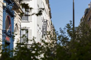 A hotel sign with "HOTEL" and "HOTEL DE MONTRAMONT" visible.