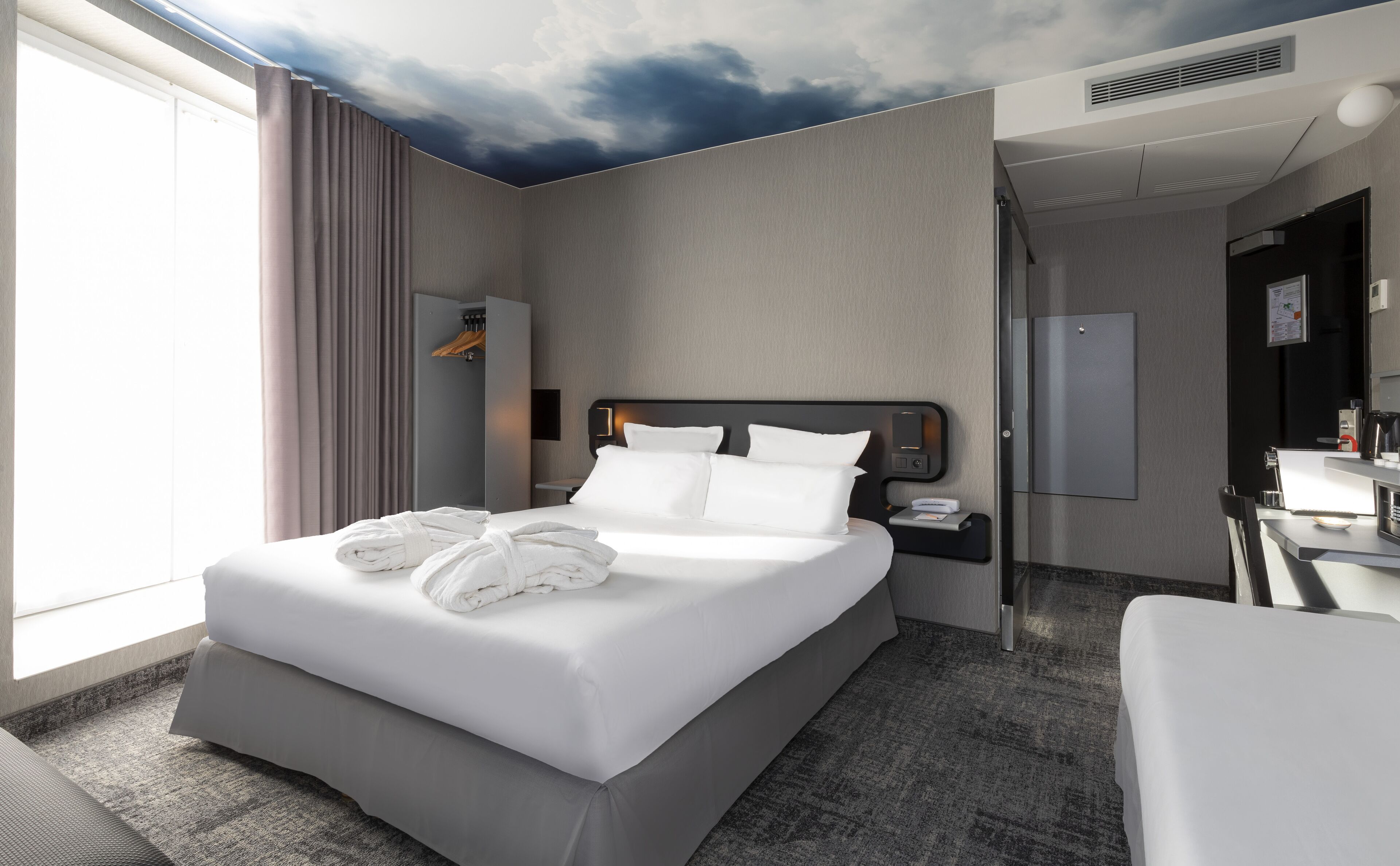 family room | desk, soundproofing, free wifi, bed sheets