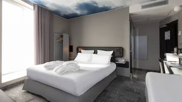 Family Room | Premium bedding, desk, soundproofing, free WiFi