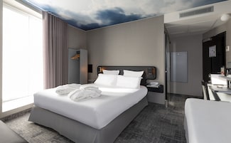 Habitación familiar | Ropa de cama de alta calidad, escritorio, sistema de insonorización