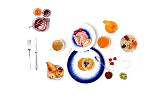 Una colazione con diversi cibi e utensili.
