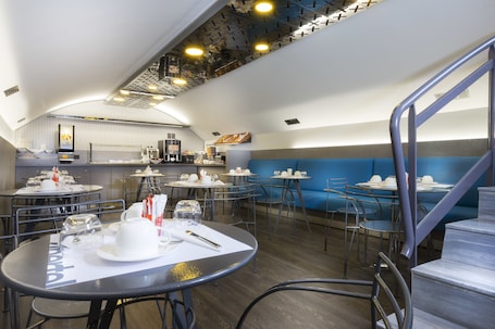 Daily buffet breakfast for a fee. Libertel Montmartre Opéra