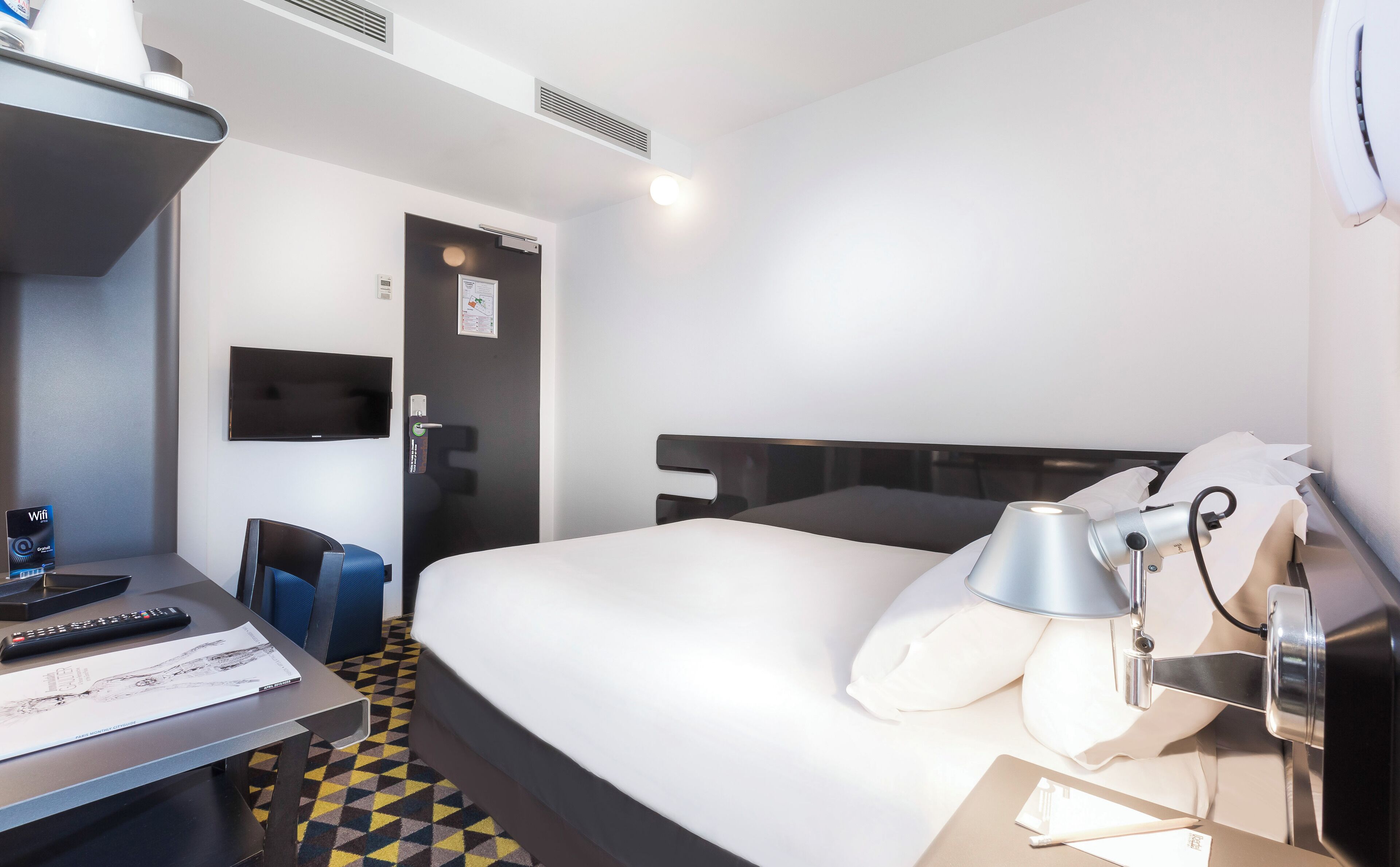 Luxe beddengoed, een bureau, geluiddichte muren, gratis wifi