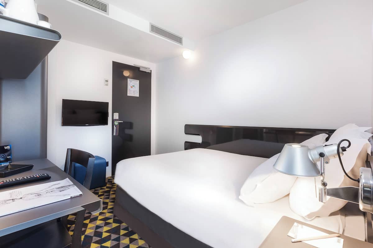 Luxe beddengoed, een bureau, geluiddichte muren, gratis wifi