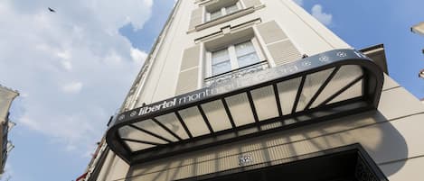 A hotel building with a balcony and a sign that reads "Hotel Maritelle."