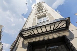 A hotel building with a balcony and a sign that reads "Hotel Maritelle."