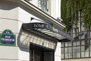 Segnaletica di un hotel con la scritta 'hotel' e 'Liberty Hotel', e una targa stradale per 'RUE FROMENTIN'.