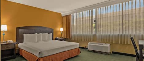 Sängtillbehör av högsta kvalitet, skrivbord och strykjärn/strykbräda