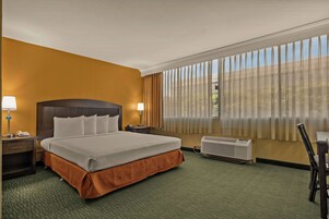 고급 침구, 책상, 다리미/다리미판, 무료 유아용 침대