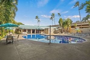 Outdoor pool, open 9:00 AM to 6:00 PM, pool loungers - Airport Honolulu Hotel, Trademark Collection by Wyndham (Honolulu)