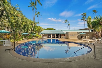 Outdoor pool, sun loungers at Airport Honolulu Hotel