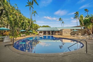 Piscina externa, funciona das 9h às 18h, espreguiçadeiras