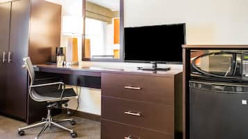 Standard Room, 1 King Bed, Non Smoking | Desk, free WiFi, bed sheets