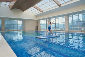 Piscine couverte, accès possible de 06 h 00 à 23 h 00, chaises longues 