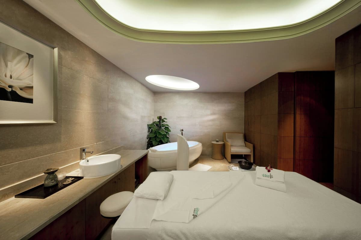 couples treatment room(s), sauna, hot tub, steam room, body treatments