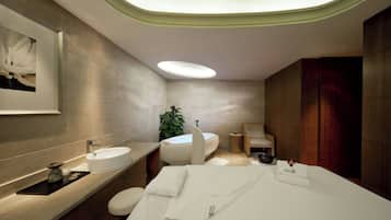 Couples treatment room(s), sauna, hot tub, steam room, body treatments