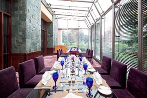 3 restaurants servant le déjeuner et le dîner