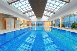 Piscine couverte, accès possible de 07 h 00 à 22 h 00, chaises longues 