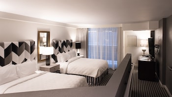 Egyptian cotton sheets, premium bedding, down comforters, pillowtop beds at Chamberlain West Hollywood