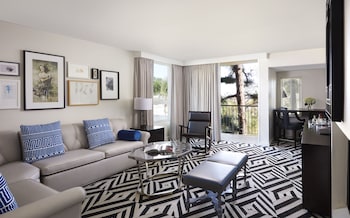 Egyptian cotton sheets, premium bedding, down comforters, pillowtop beds at Chamberlain West Hollywood