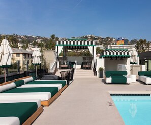 Utendørsbasseng, bassengtelt (mot betaling) og bassengparasoller