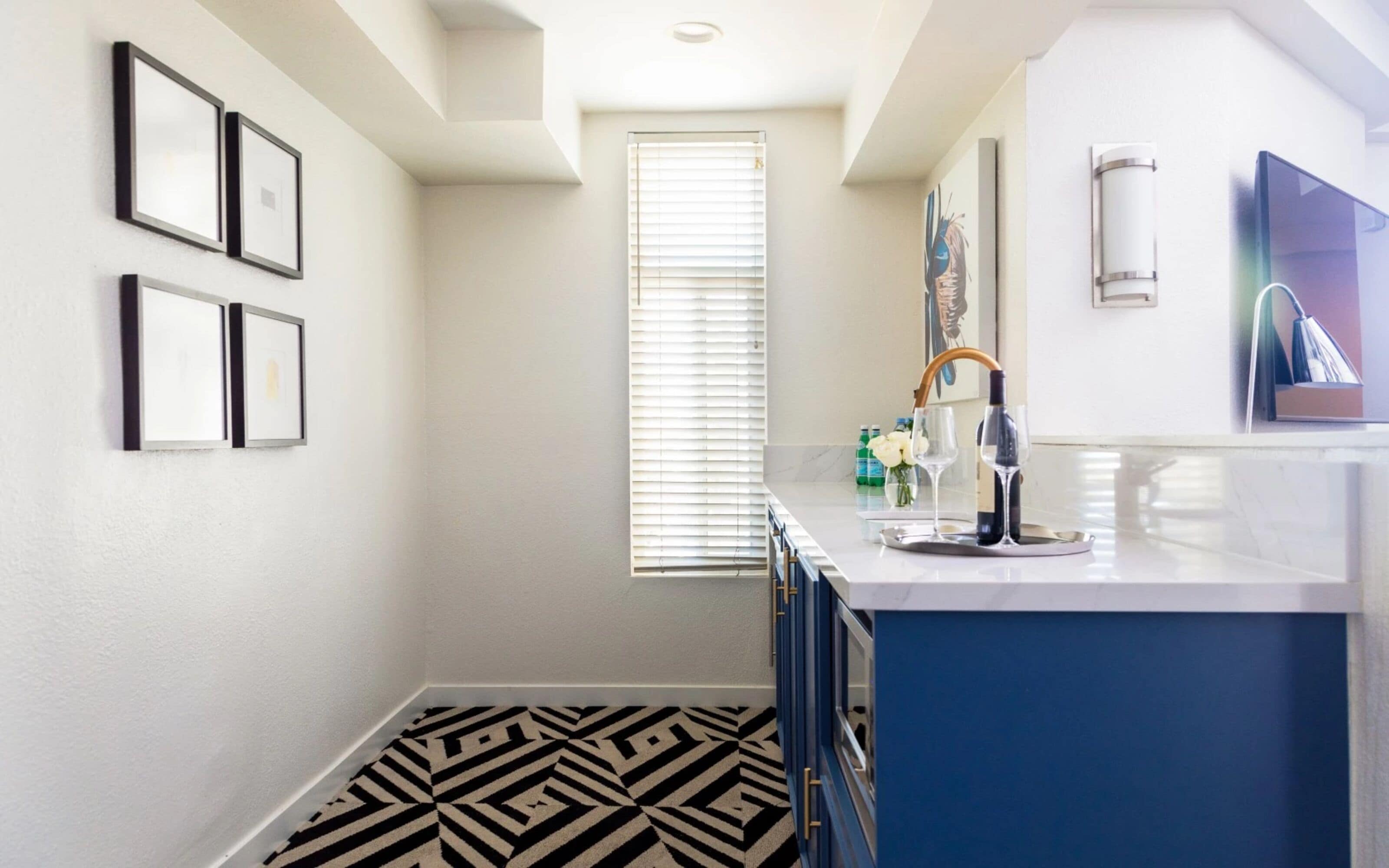 signature room, 1 bedroom (recently renovated) | private kitchen | mini-fridge, coffee/tea maker