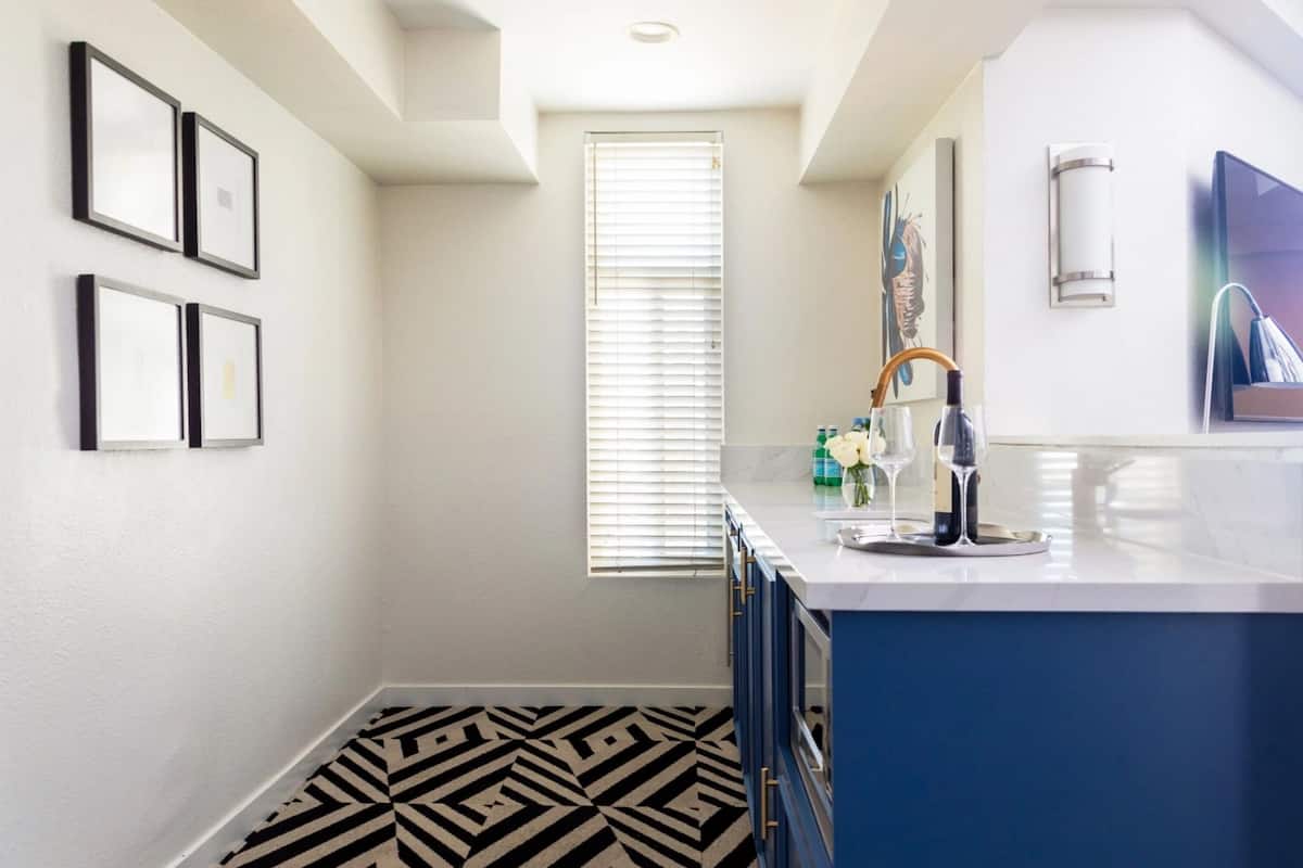 signature room, 1 bedroom (recently renovated) | private kitchen | mini-fridge, coffee/tea maker