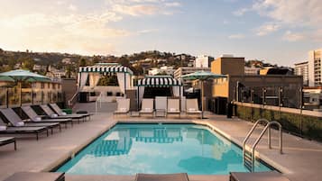 Piscina a l'aire lliure (horari: 07:00-22:00) i cabanes (de pagament)