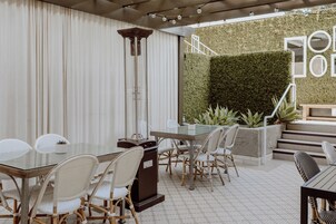 供应早餐、午餐和晚餐，美洲菜