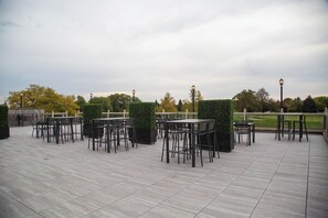 供應晚餐及早午餐；高爾夫球場景