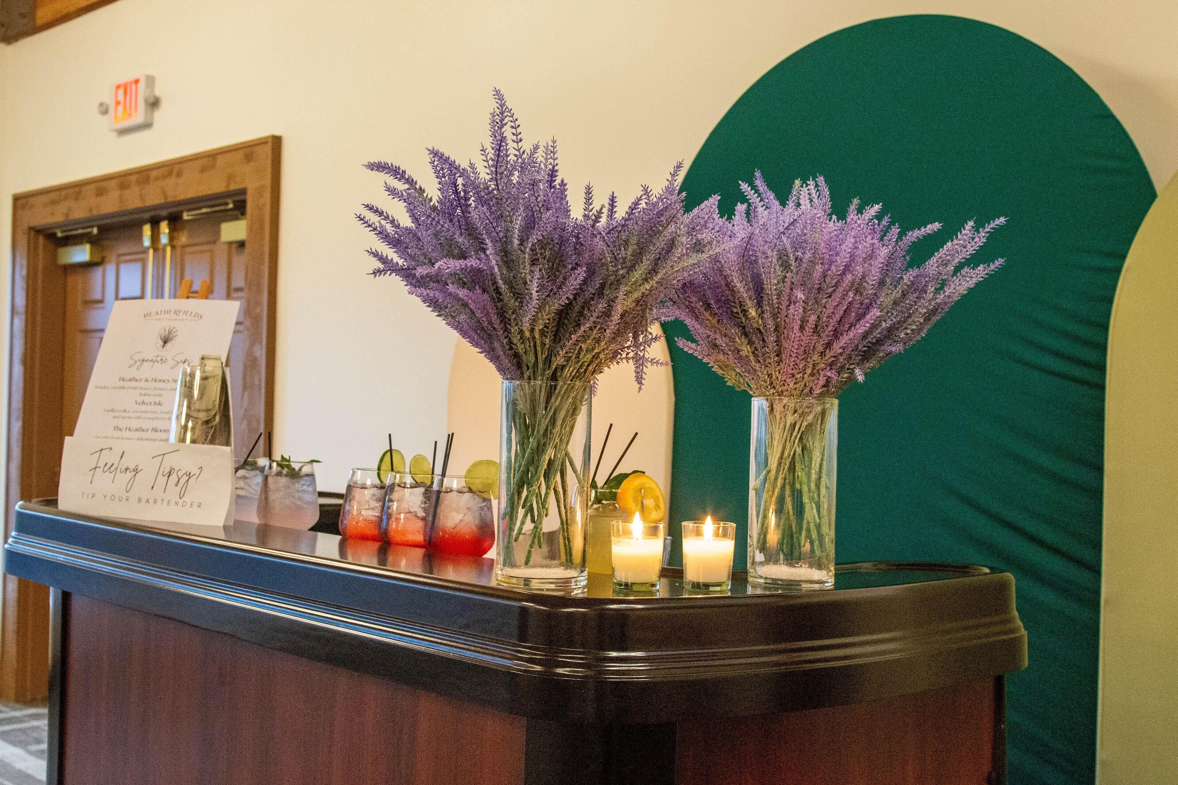 Breakfast, lunch, dinner served; golf course views 