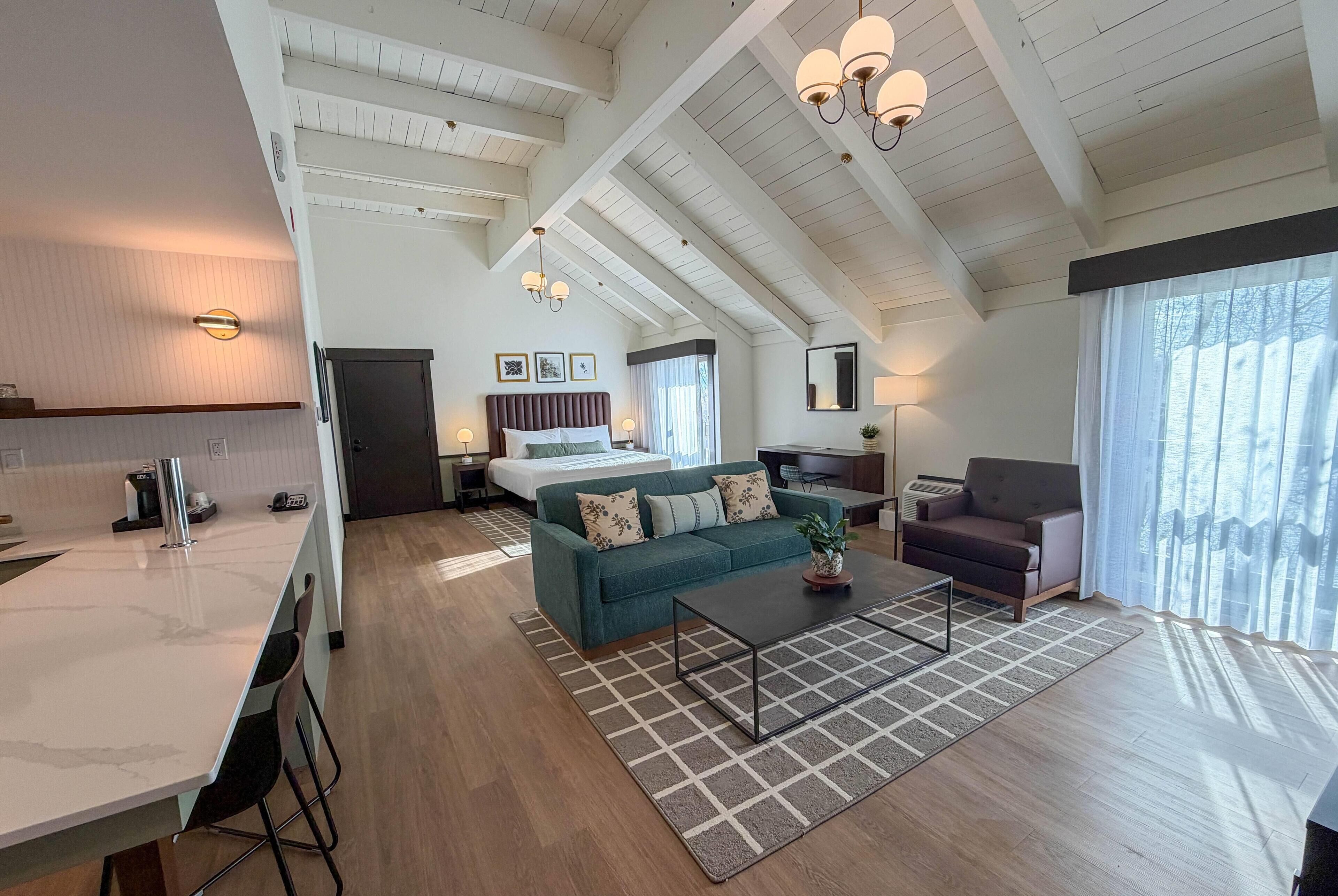 客室ごとに異なるインテリア、デスク、ノートパソコン用作業スペース、遮光カーテン