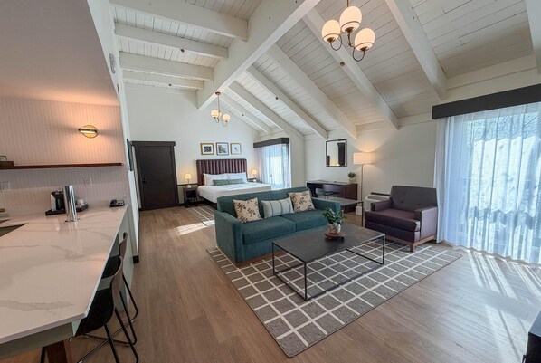 Individually furnished, desk, laptop workspace, blackout curtains - Bay Valley Resort (Bay City)