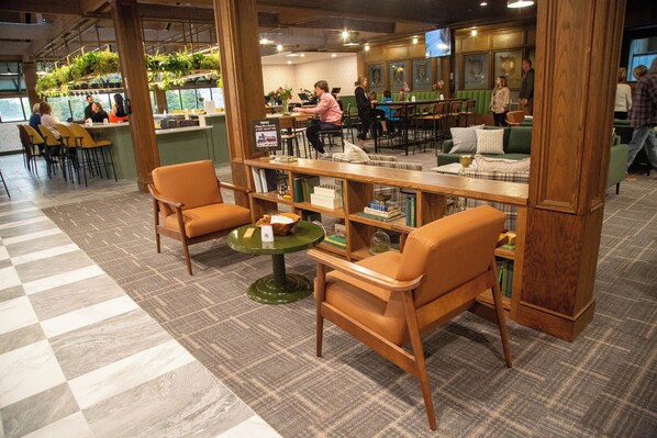 Se sirven cenas y brunches, con vista al campo de golf 