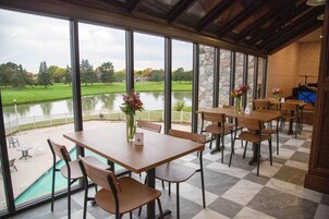 Se sirven desayunos, almuerzos y cenas; con vista al campo de golf