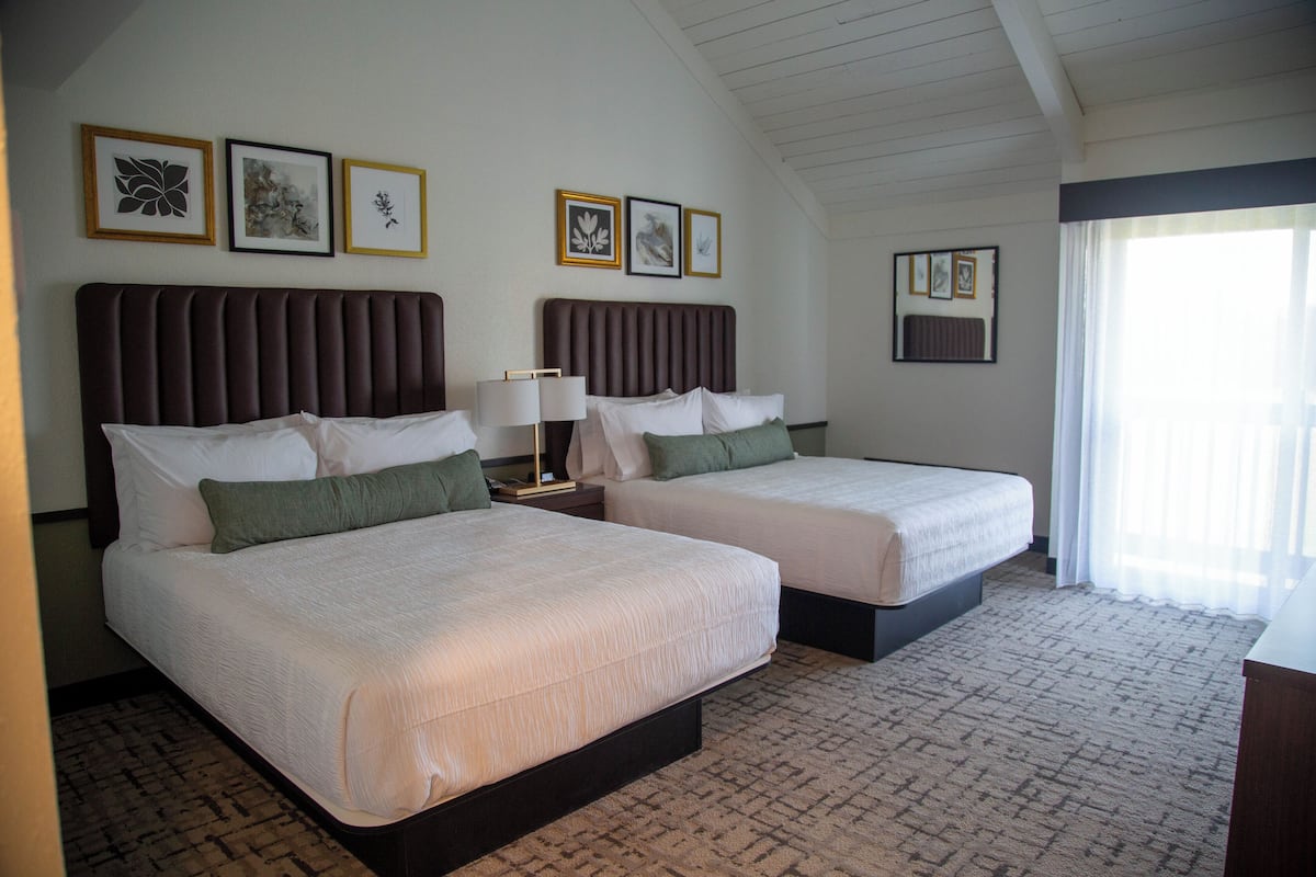 Muebles diferentes, escritorio y espacio para trabajar con laptop