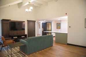 Yksilöllisesti kalustettu, työpöytä