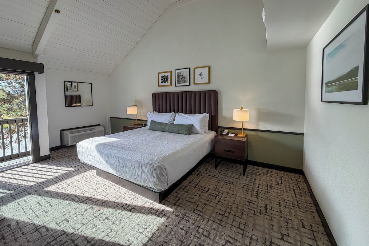 Muebles diferentes, escritorio y espacio para trabajar con laptop