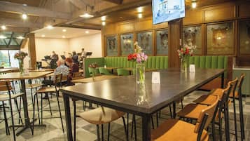 供应晚餐和早午餐,高尔夫球场景观