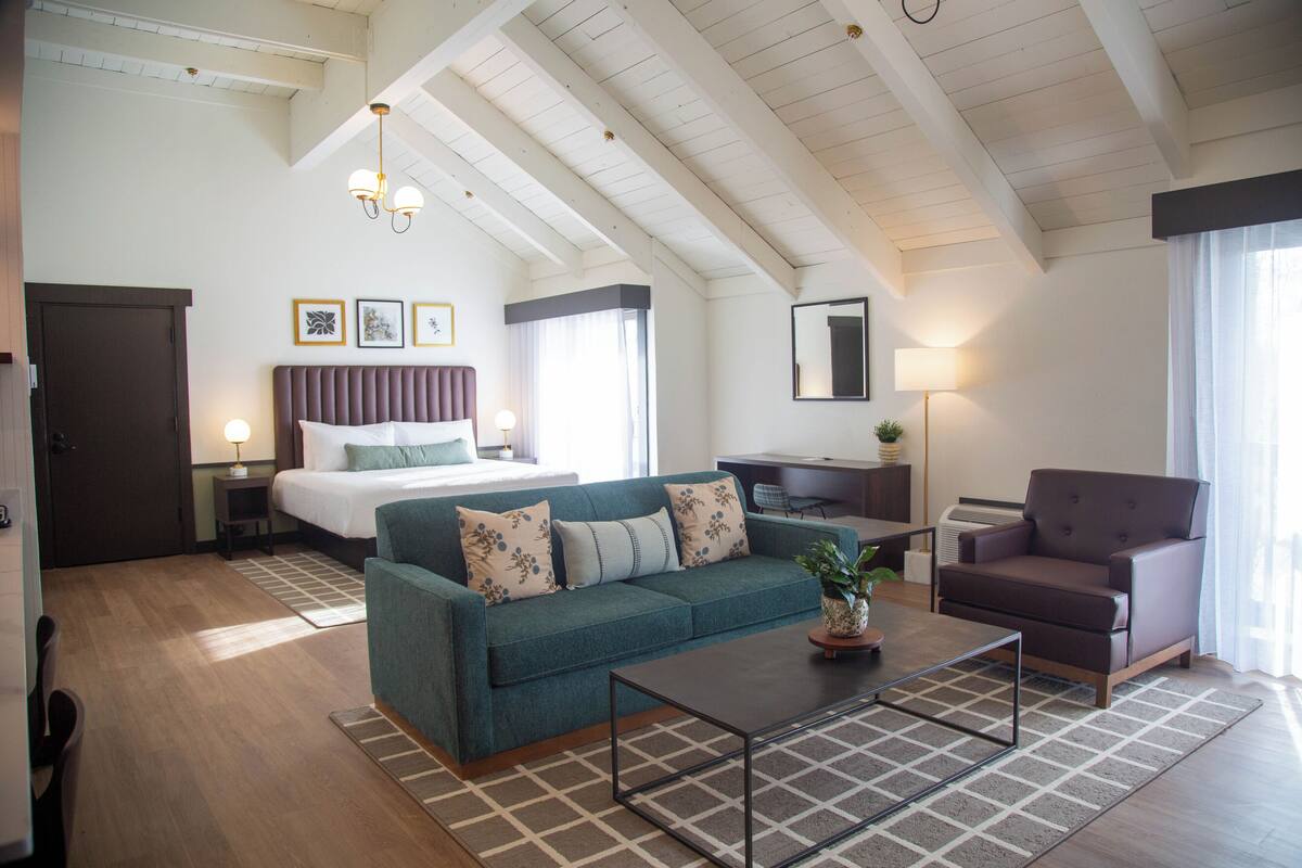 Muebles diferentes, escritorio y espacio para trabajar con laptop