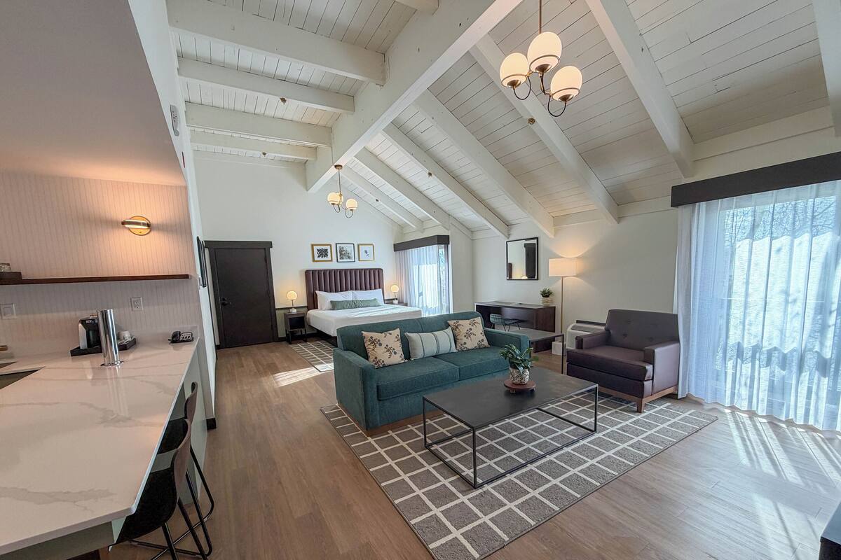 Muebles diferentes, escritorio y espacio para trabajar con laptop