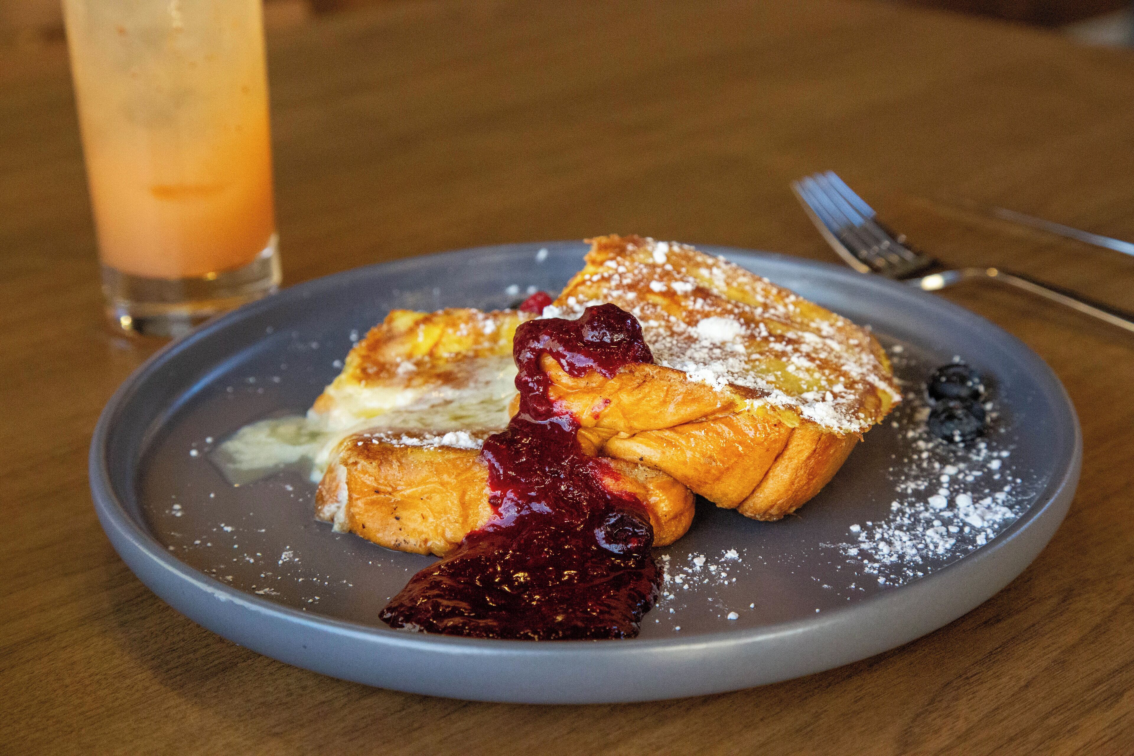 En tallerken med French toast, bærkompot og flormelis.