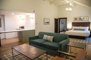 Individually furnished, desk, laptop workspace, blackout curtains - Bay Valley Resort (Bay City)