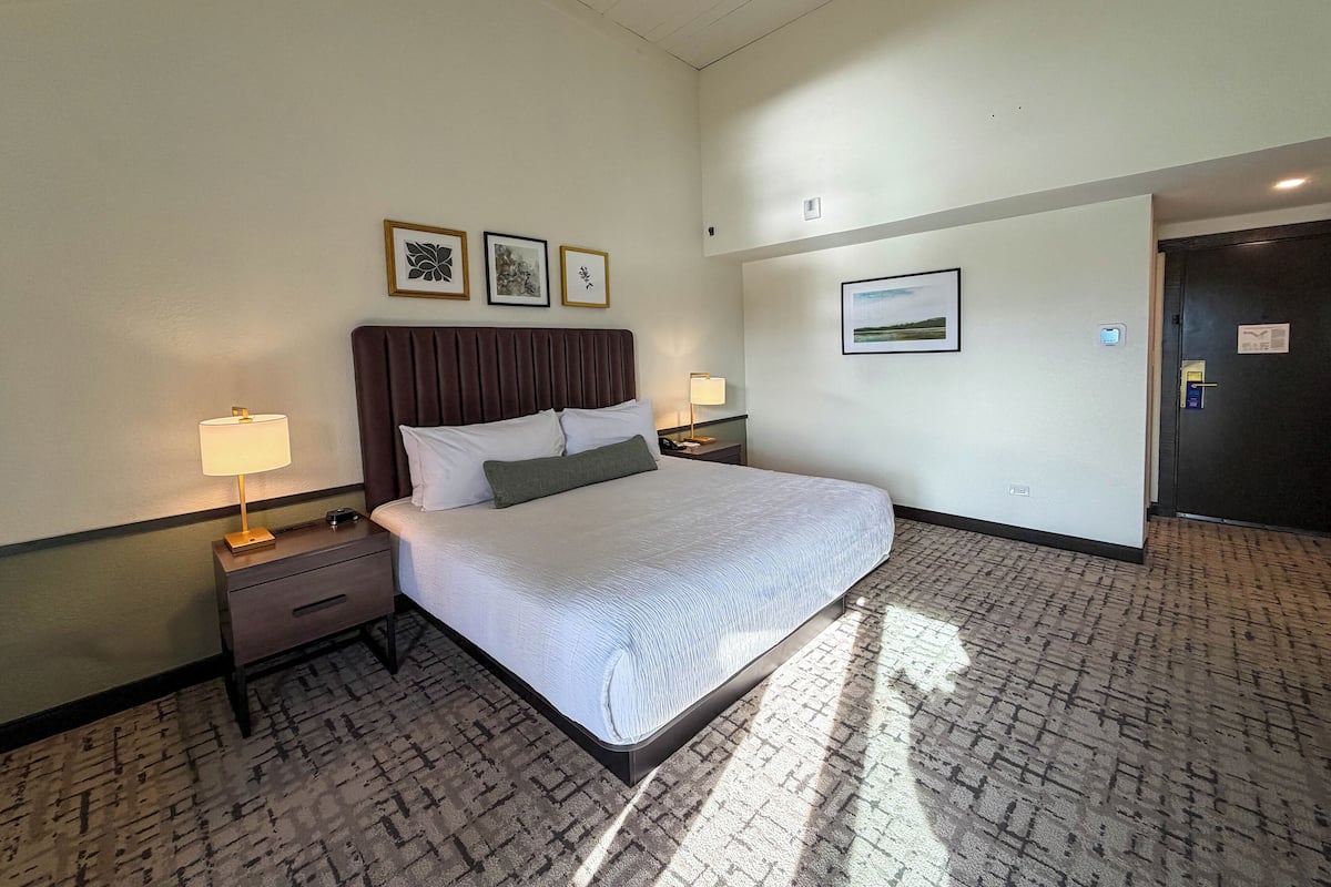 Muebles diferentes, escritorio y espacio para trabajar con laptop