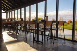 Serviço de café da manhã, almoço, jantar; vistas para o campo de golfe