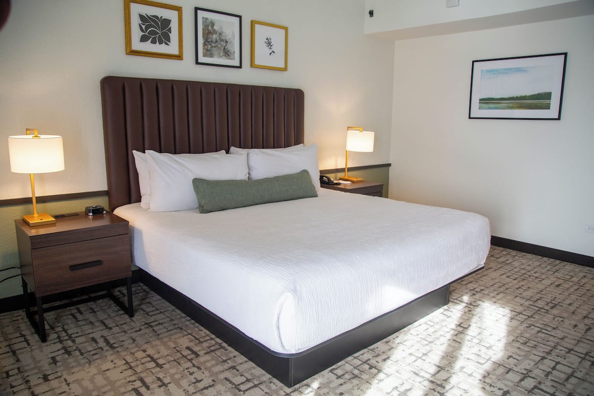 Muebles diferentes, escritorio y espacio para trabajar con laptop