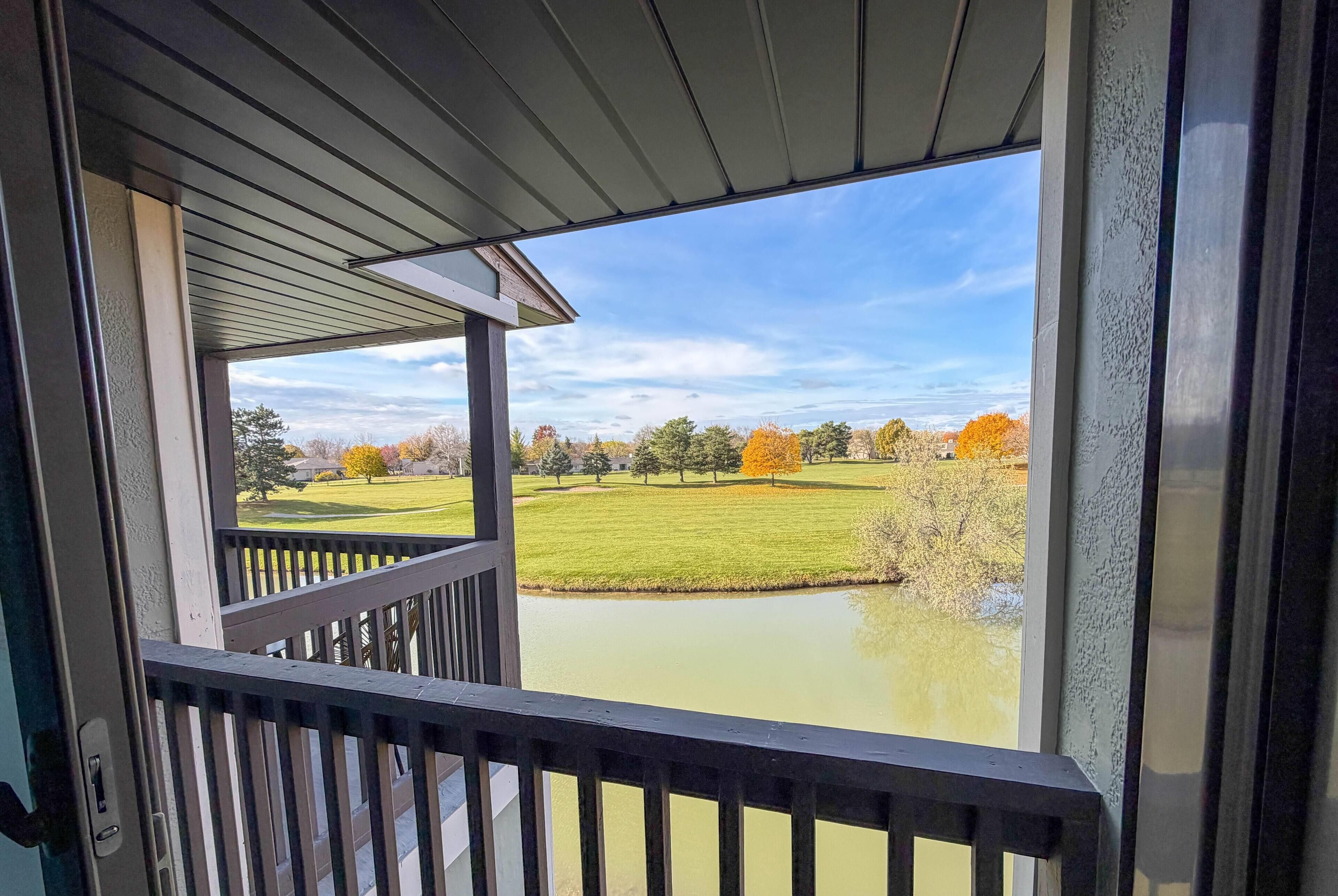 Muebles diferentes, escritorio y espacio para trabajar con laptop 
