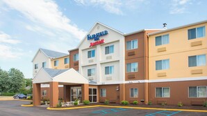 A Fairfield Inn & Suites by Marriott hotel with a covered entrance and a parking lot. - Fairfield Inn & Suites Terre Haute (Terre Haute)