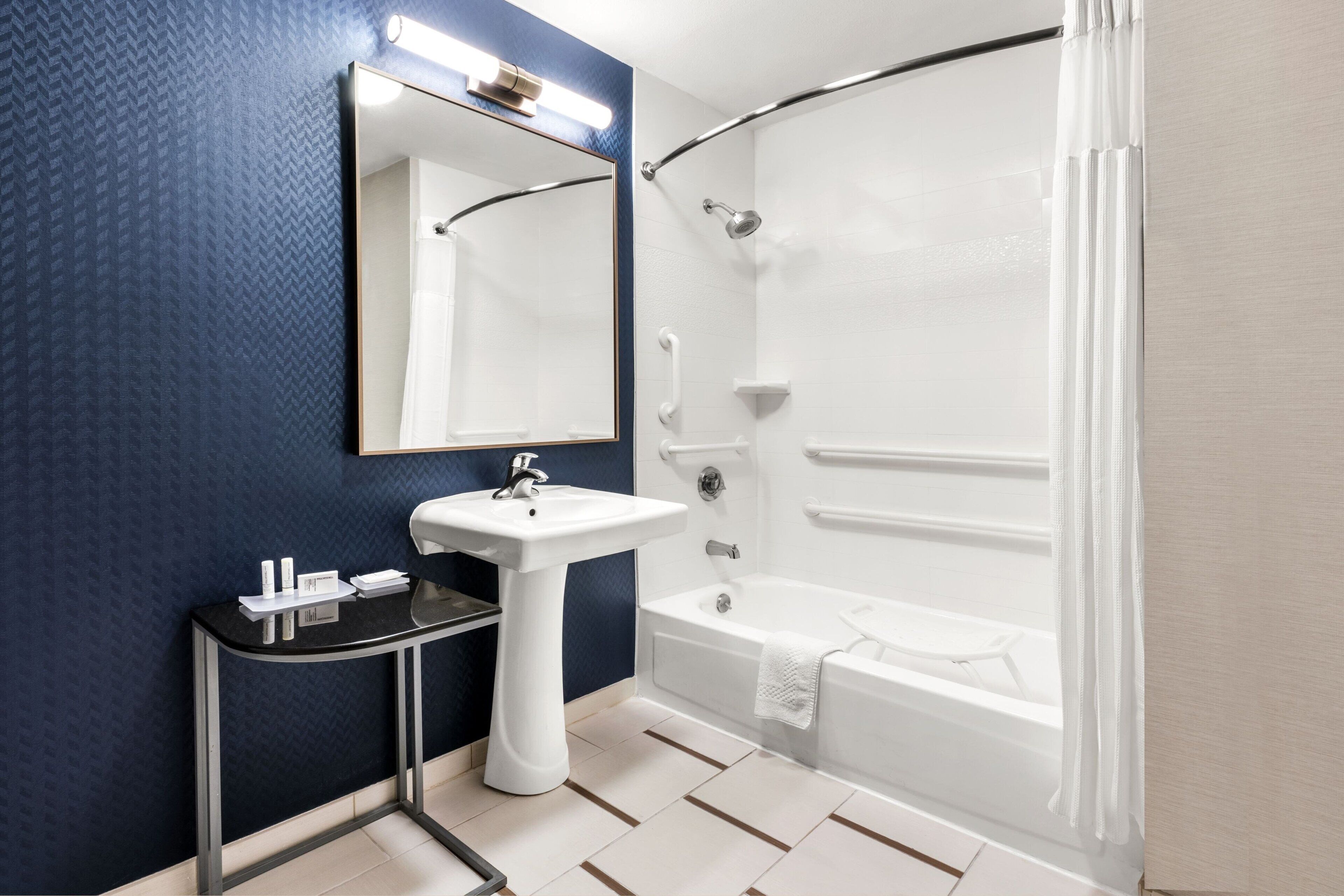 room, 1 king bed | bathroom | combined shower/bathtub, rainfall showerhead, free toiletries