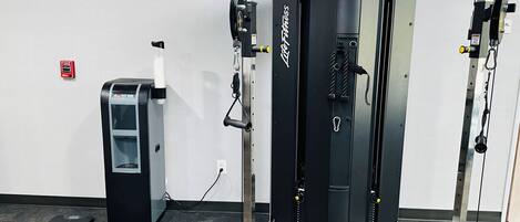 Une salle de sport équipée d’une barre de traction et d’une balance.